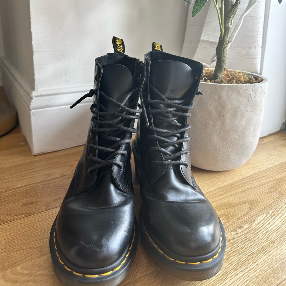 BLACK LEATHER DR. MARTENS 1460 BOOTS